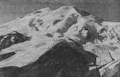 Массив Эльбруса с севера. Справа северо-западный гребень, по которому совершалось восхождение в 1829 г. Фото Л. Рудакова